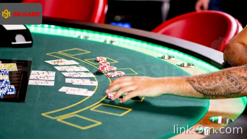 Blackjack process: receive cards, calculate points, and make decisions.